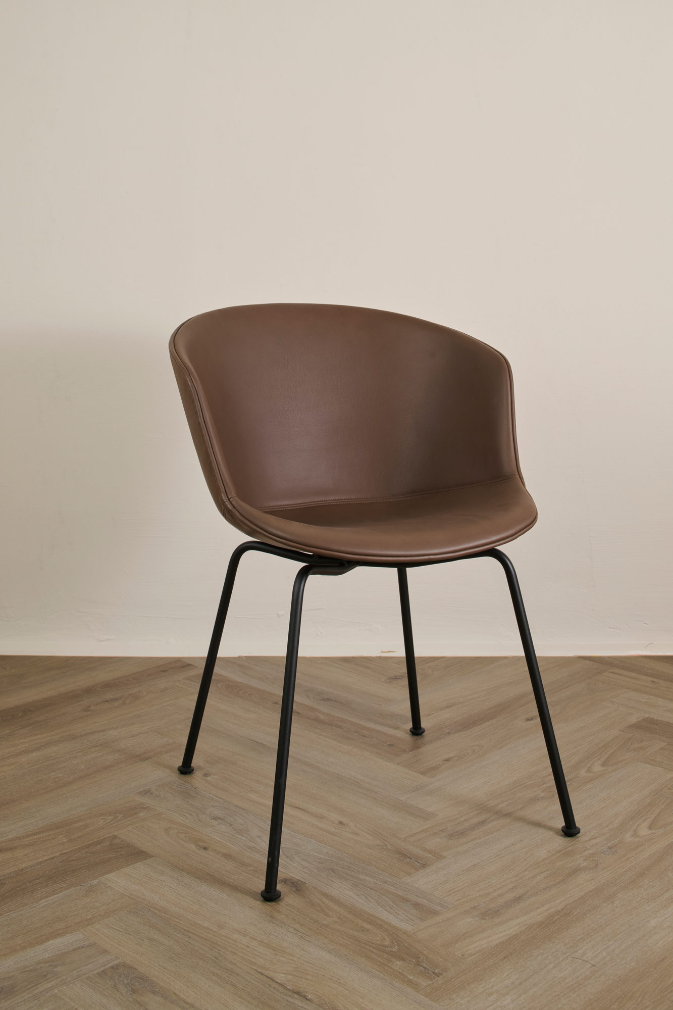 Mono Chair in braunem Leder in der Dreiviertelansicht