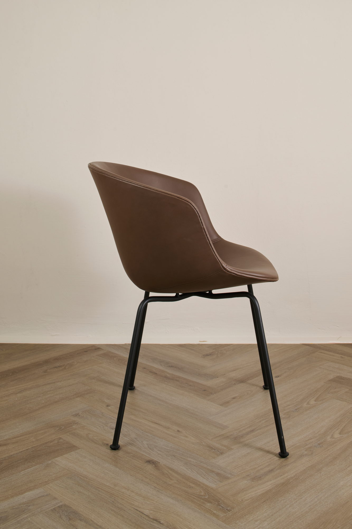 Mono Chair in braunem Leder von der Seite