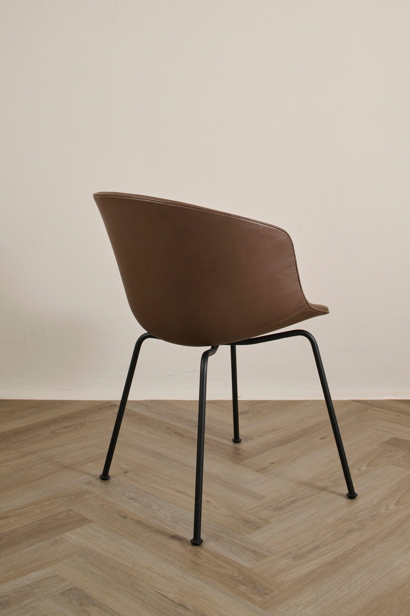Mono Chair in braunem Leder, schräge Rückansicht