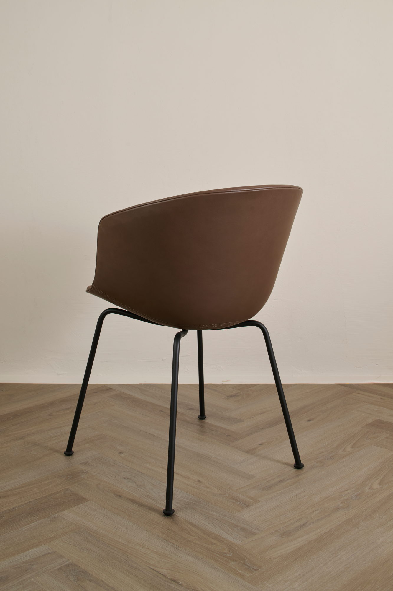 Mono Chair in braunem Leder im Profil
