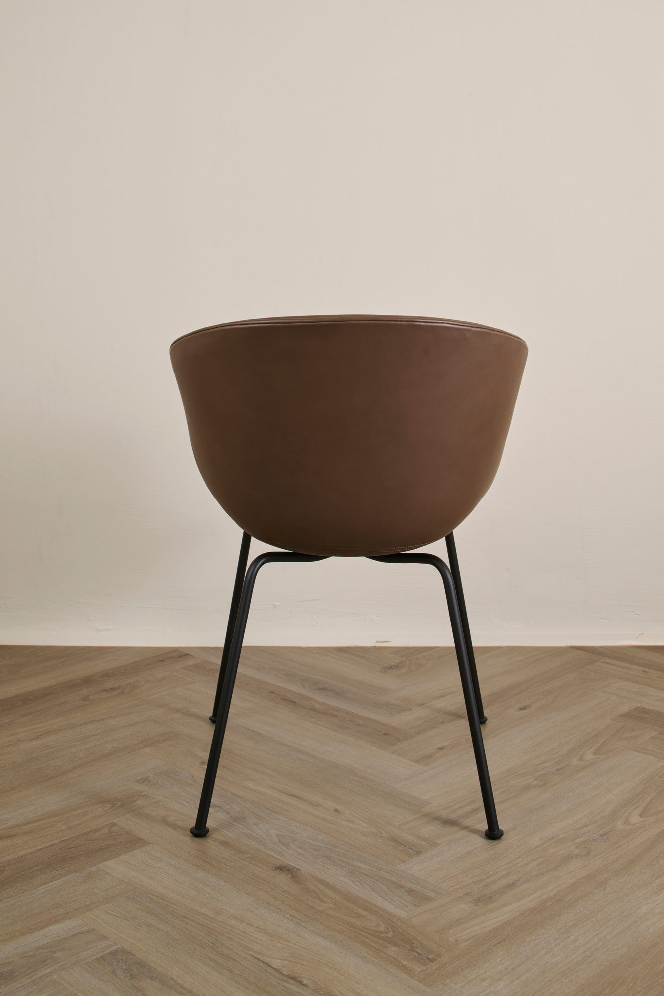 Mono Chair in braunem Leder von hinten