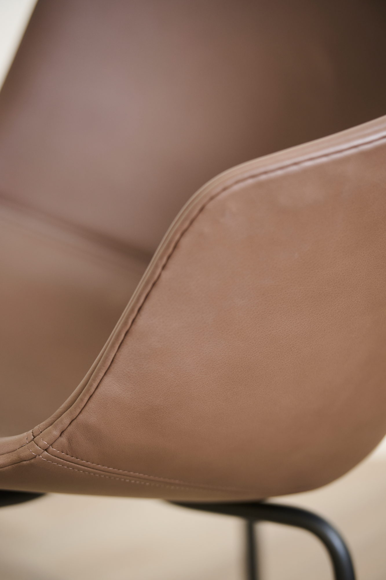 Detail von Lederschale und Naht am Mono Chair