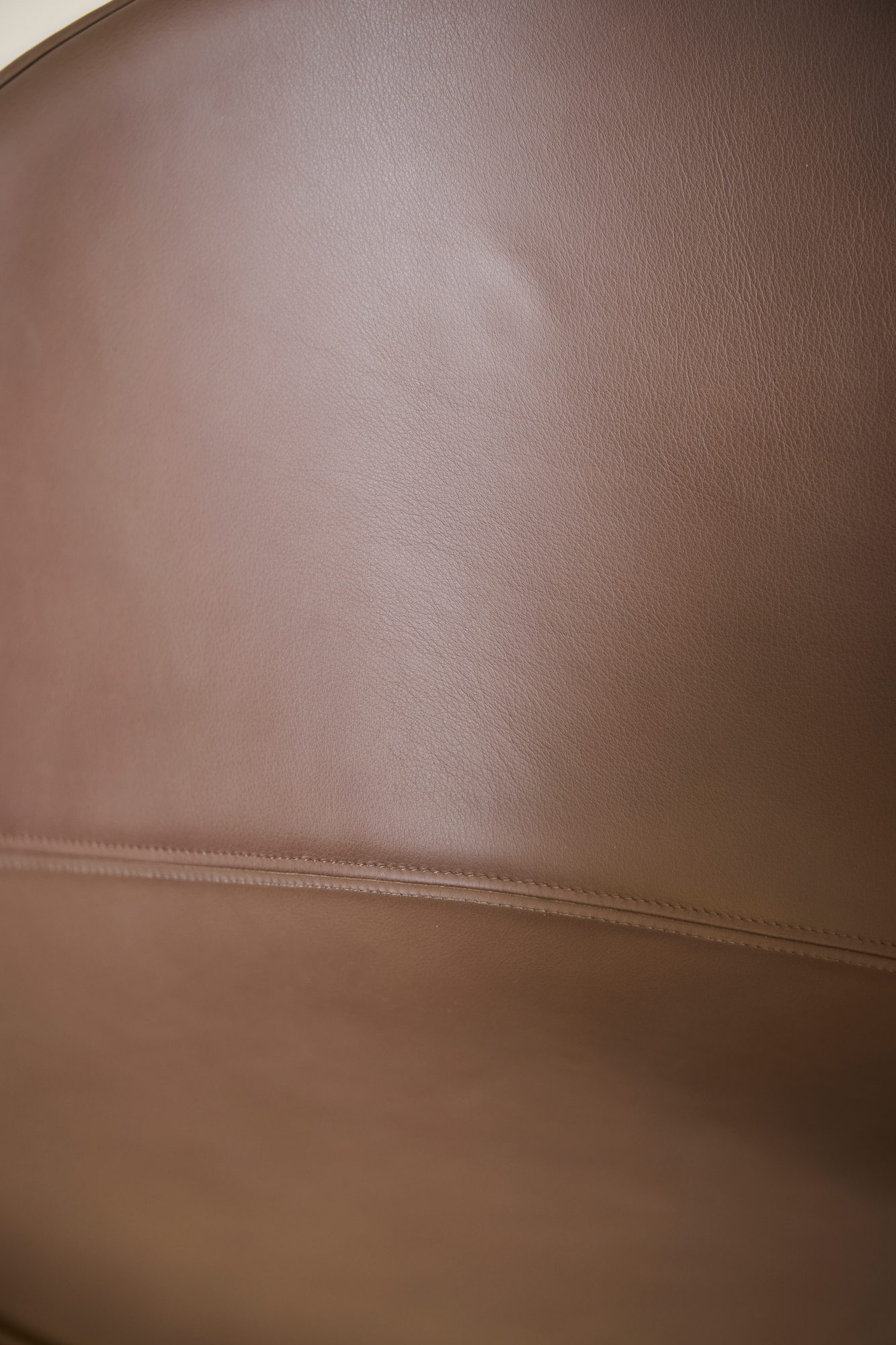 Detail der Lederoberfläche am Mono Chair