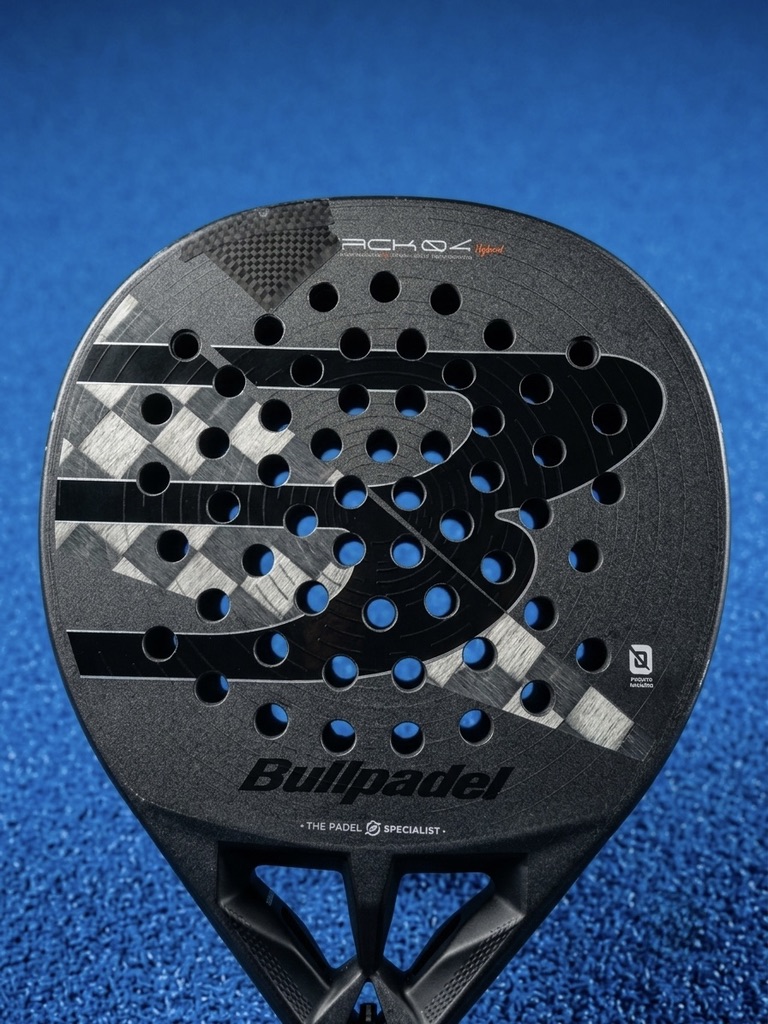 Close-up van een zwart Bullpadel padelracket op een blauwe padelbaan