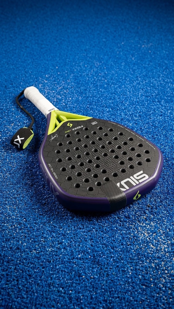 Close-up van een paars-zwart Siux padelracket met witte grip op de padelbaan