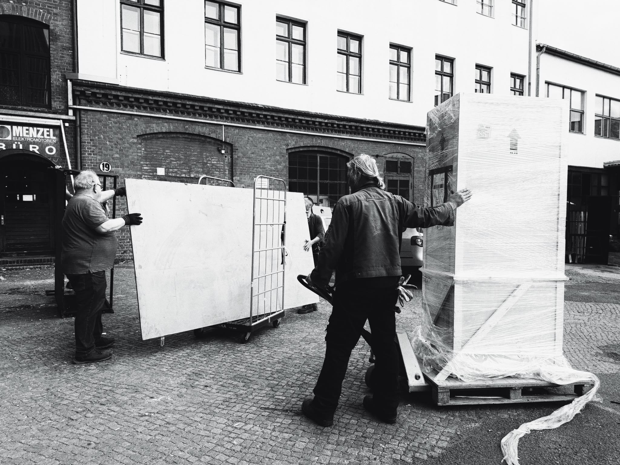 Helfer*innen bei Himmel unter Berlin