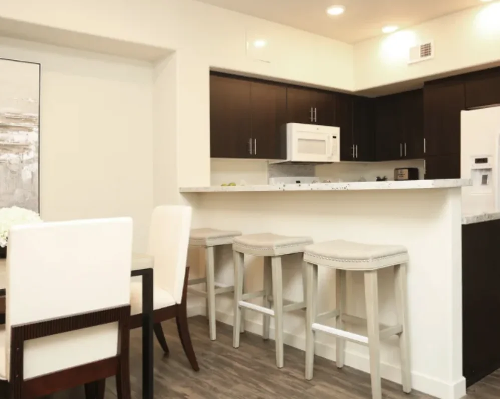 Dinning room area with table and chairs