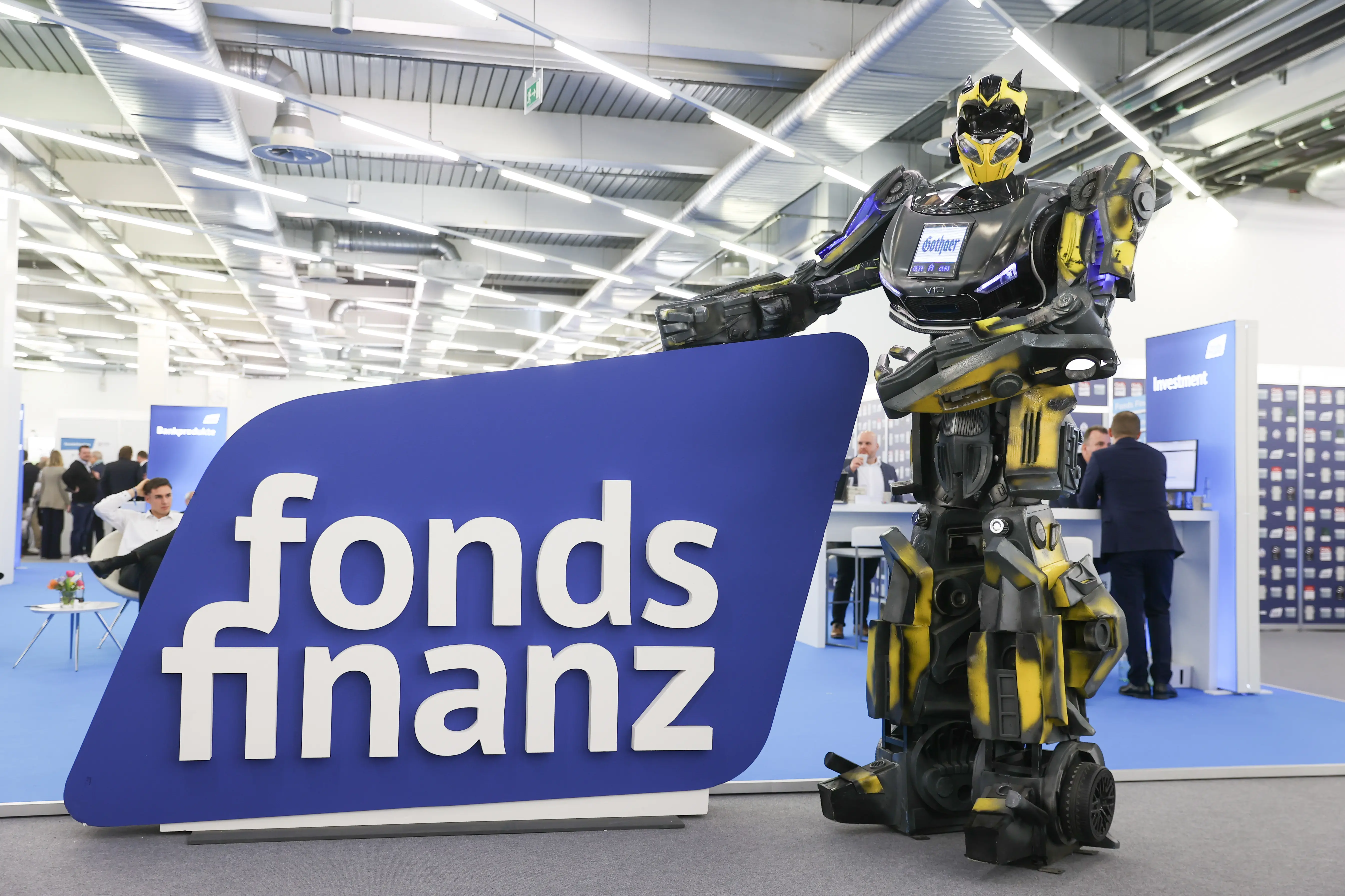 Robot standing at Fonds Finanz logo