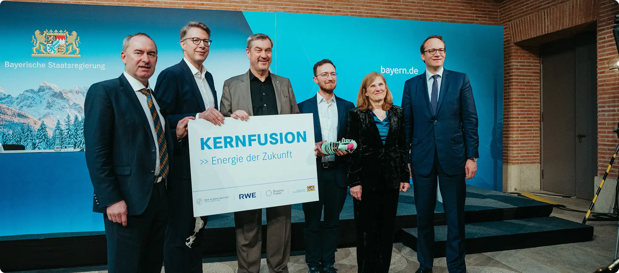 Vertreterinnen und Vertreter des Freistaats Bayern, von Proxima Fusion, RWE und dem IPP bei der Unterzeichnung des Memorandum of Understanding zum Bau von Alpha in Bayern. 