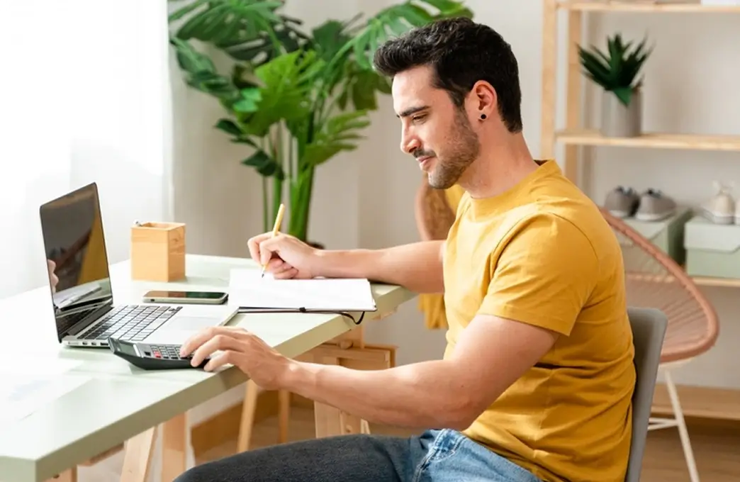 Man taking notes during an initial online dietitian consultation