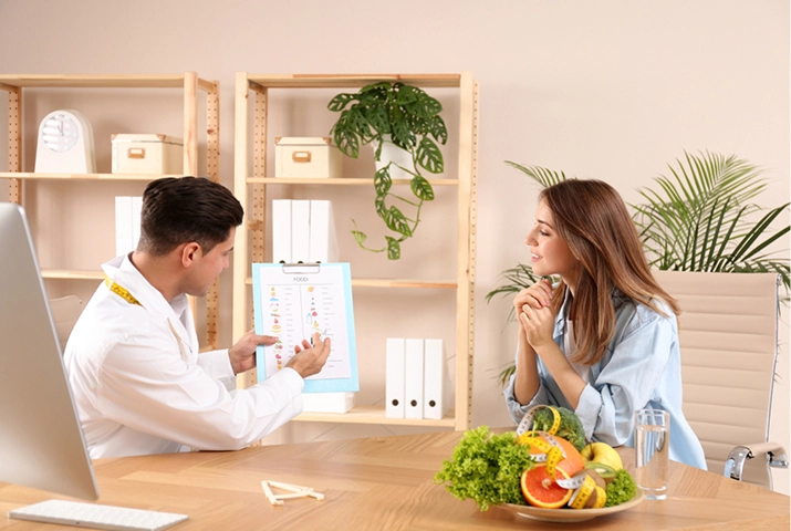 Dietitian discussing a personalised nutrition plan with a client