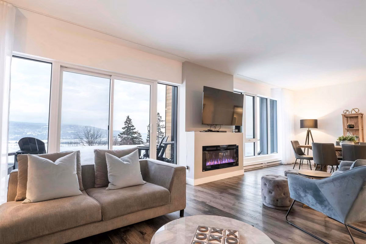 Salon du condo 108 avec foyer et vue panoramique, Aurea Charlevoix