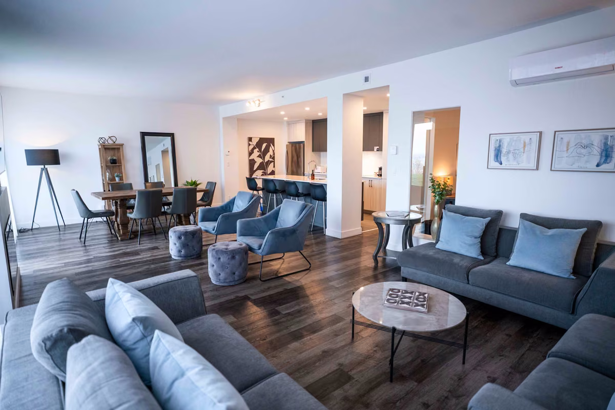 Espace de vie du condo 108 avec télescope et coin salon, Aurea Charlevoix