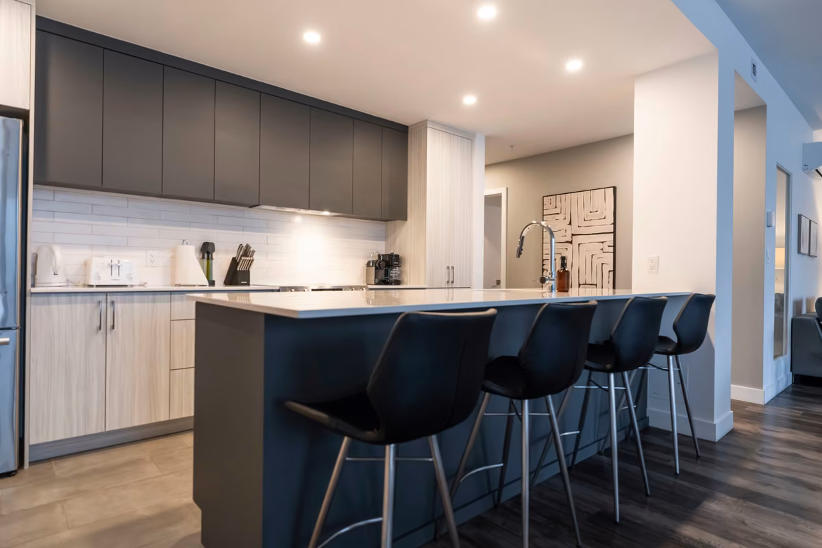 Cuisine du condo 108 avec îlot et tabourets, Aurea Charlevoix