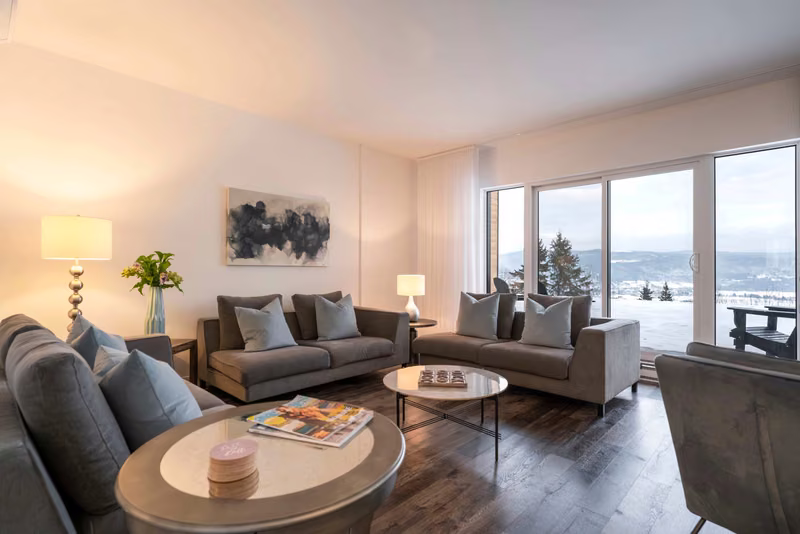 Salon du condo 108 avec vue sur le fleuve, Aurea Charlevoix