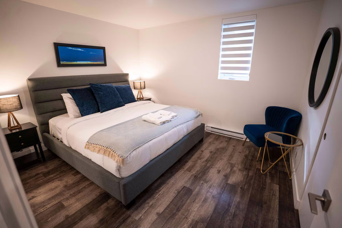 Chambre principale du condo 108 avec lit queen, Aurea Charlevoix