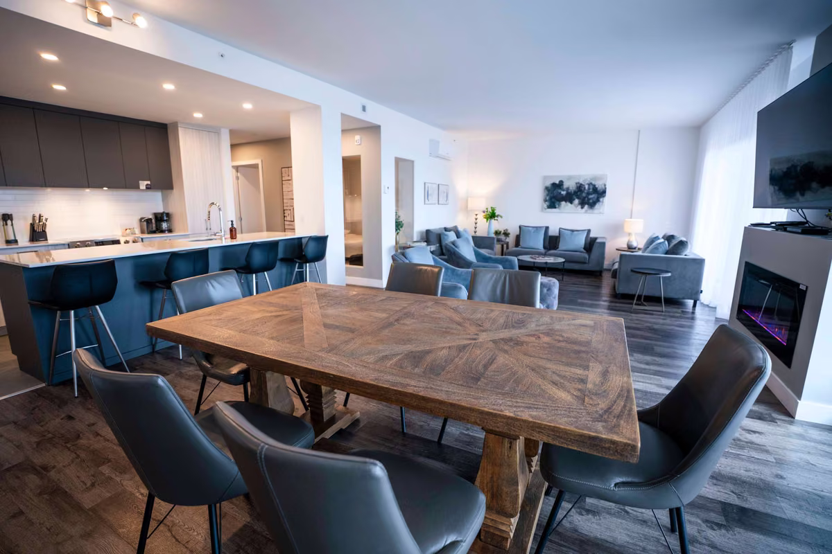 Salle à manger et cuisine à aire ouverte du condo 108, Aurea Charlevoix