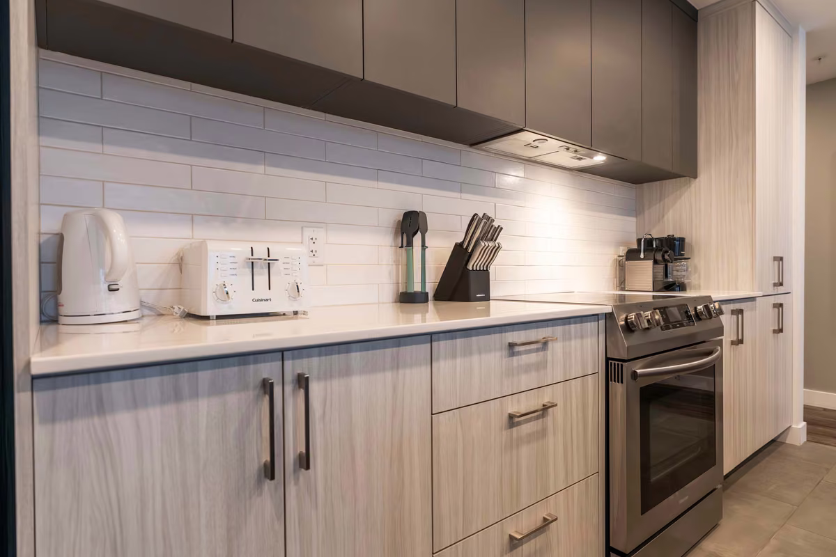 Plan de travail et cuisinière de la cuisine du condo 108, Aurea Charlevoix
