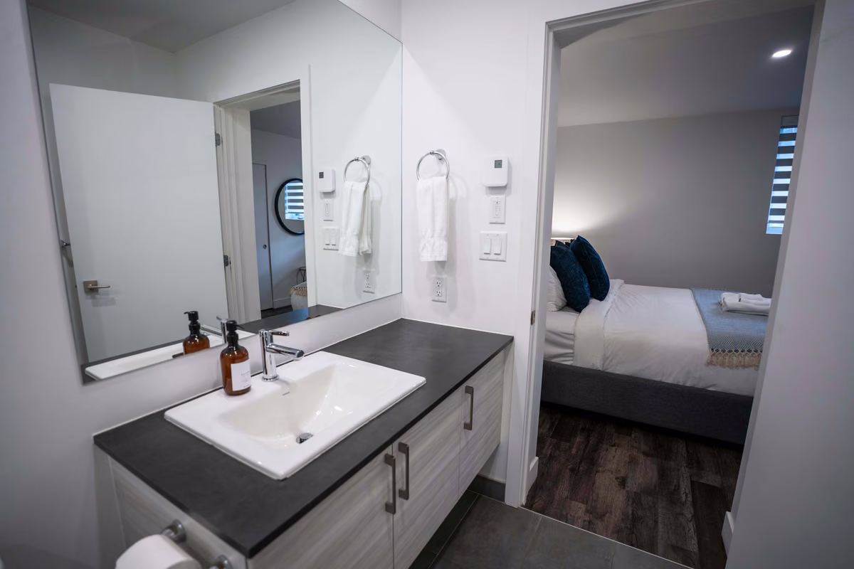 Salle de bain attenante à la chambre du condo 108, Aurea Charlevoix