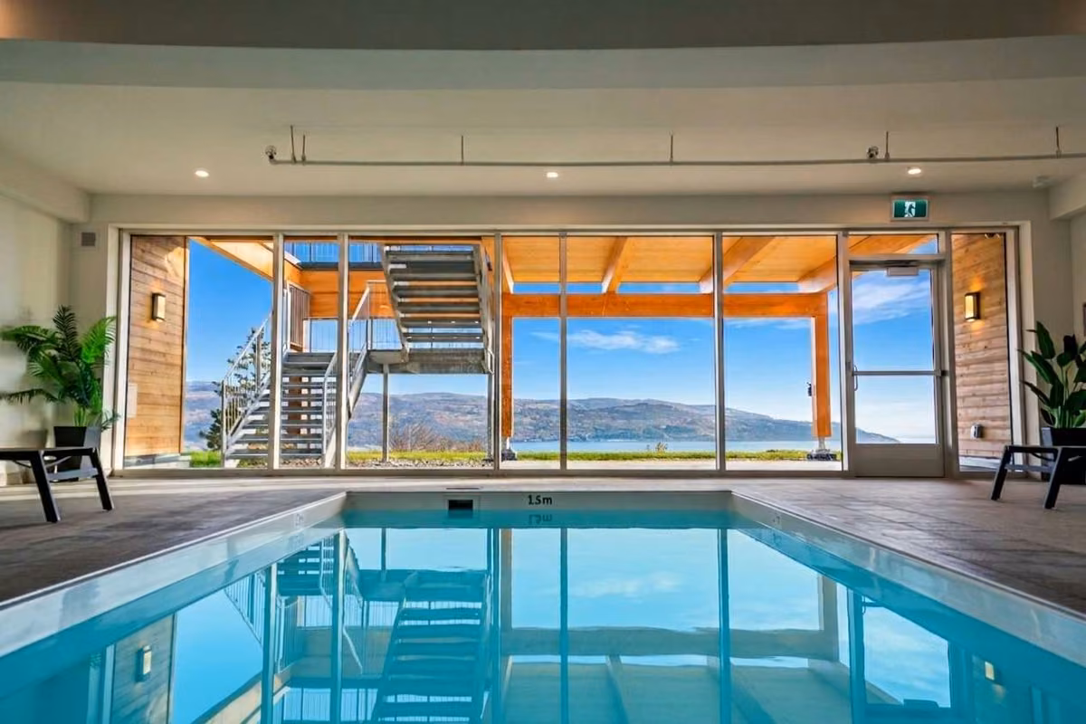 Piscine intérieure avec vue sur les montagnes