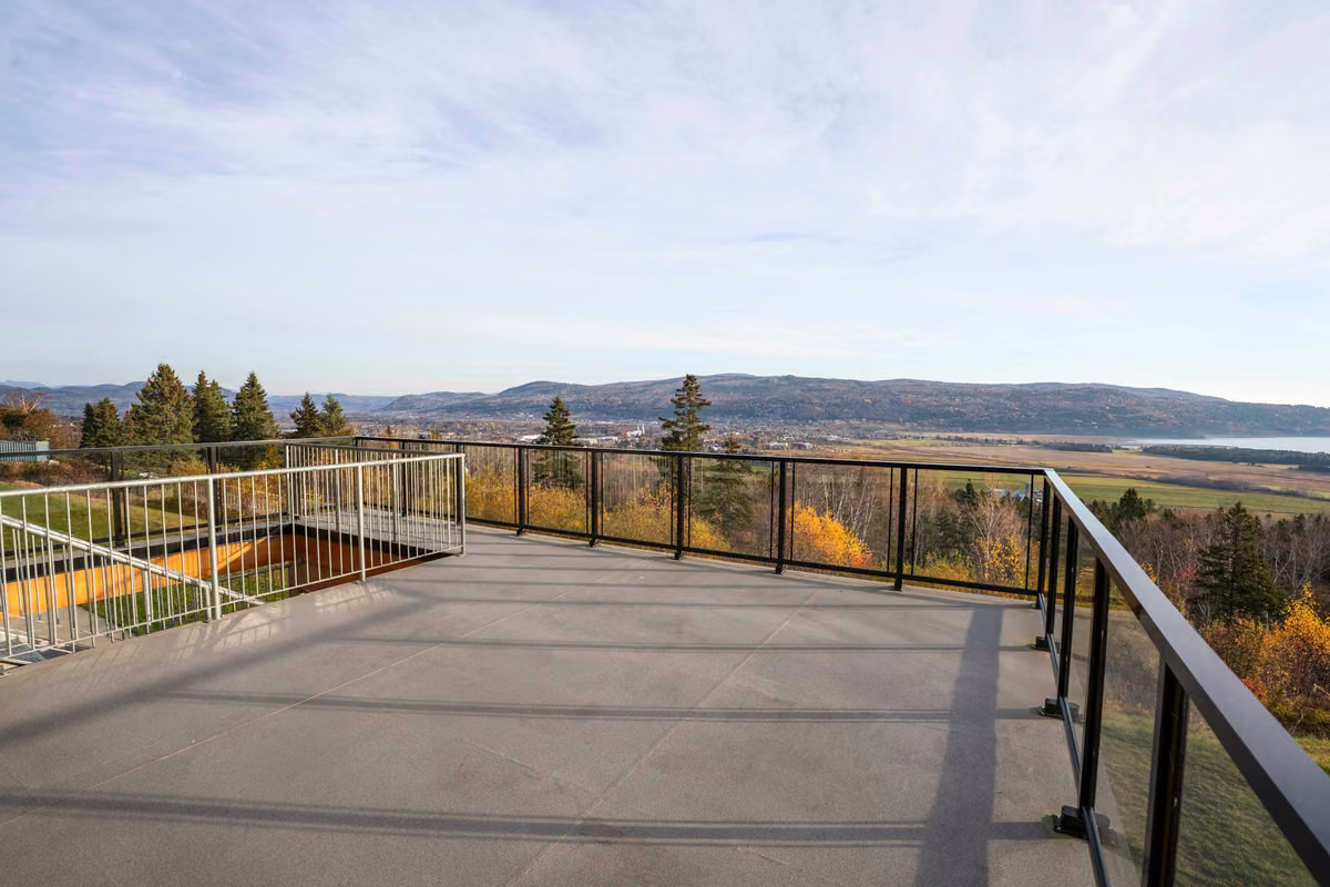 Terrasse panoramique et vue sur les montagnes