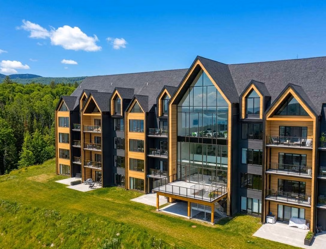 Le bâtiment en été à Baie-Saint-Paul