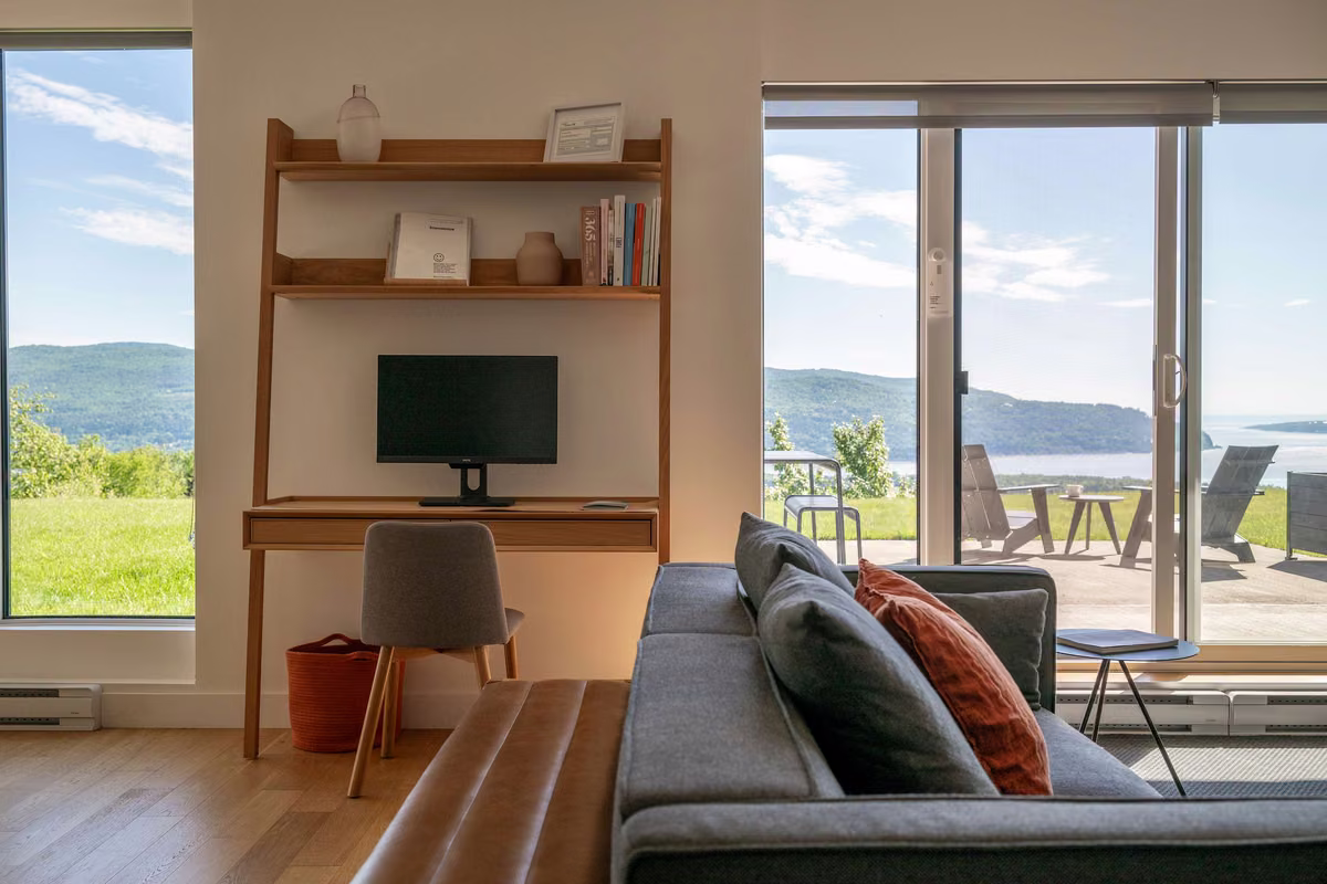 Salon du condo 102 avec vue sur le fleuve Saint-Laurent, Aurea Charlevoix