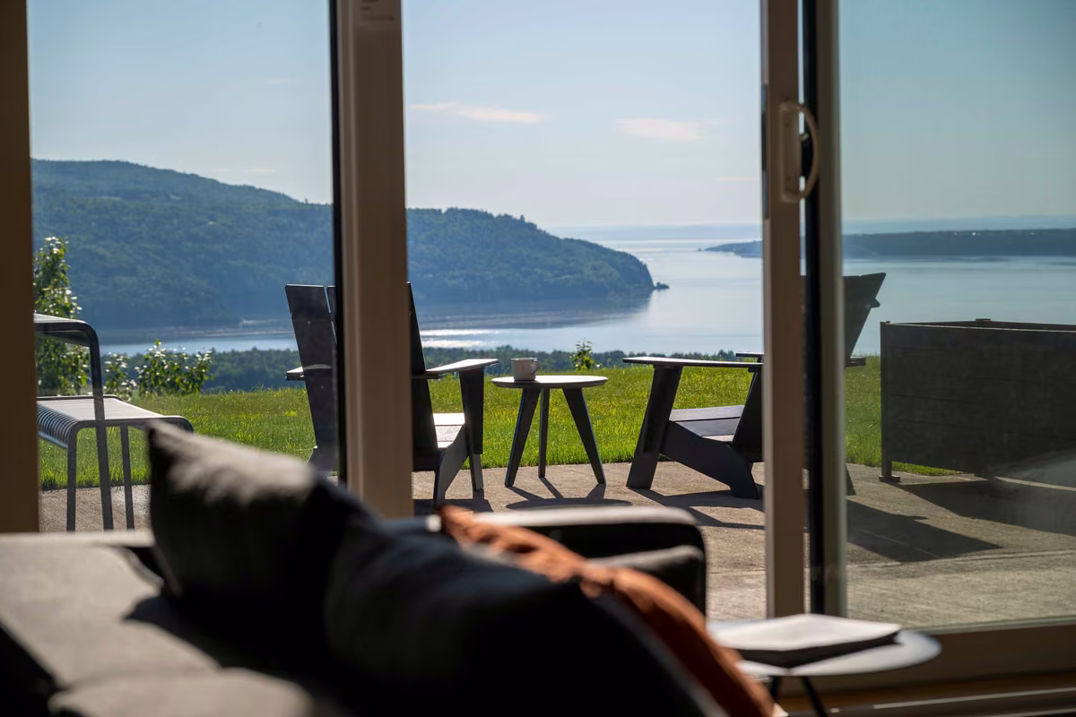 Terrasse privée du condo 102 avec vue sur Charlevoix, Aurea Charlevoix
