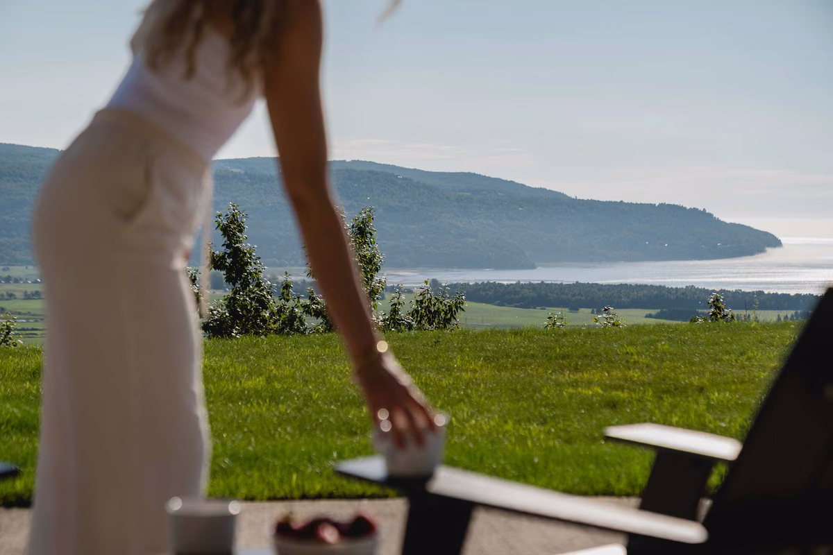 Terrasse privée du condo 102 avec vue sur Charlevoix, Aurea Charlevoix