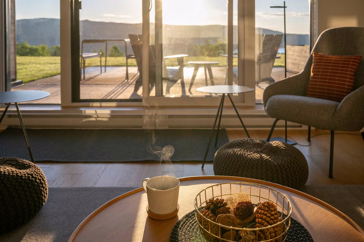 Salon du condo 102 avec vue sur le fleuve Saint-Laurent, Aurea Charlevoix