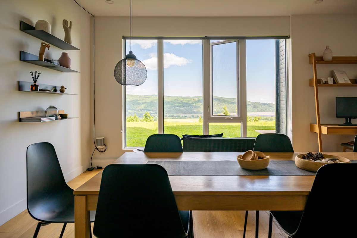 Salle à manger du condo 102 à aire ouverte, Aurea Charlevoix