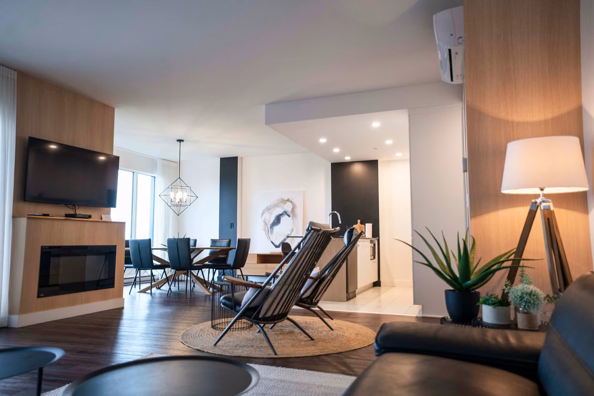 Salon du condo 103 avec vue sur le fleuve Saint-Laurent, Aurea Charlevoix