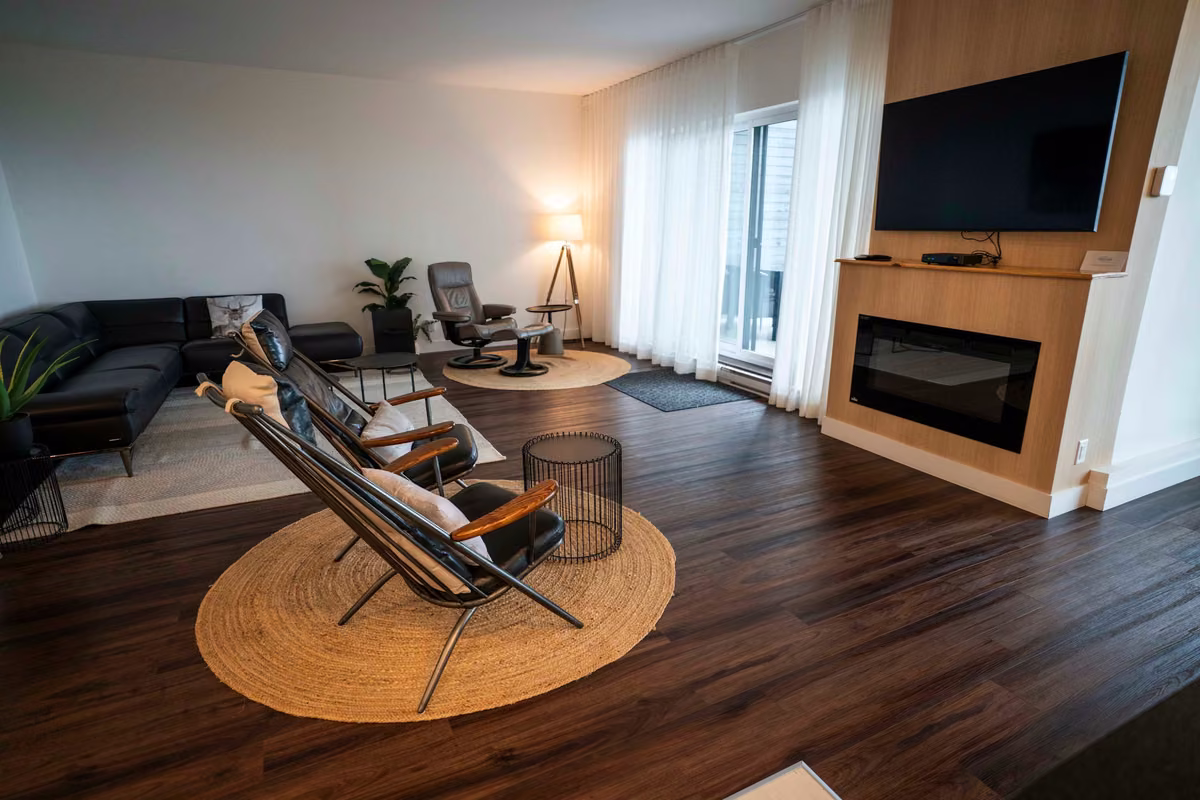 Salon du condo 103 avec vue sur le fleuve Saint-Laurent, Aurea Charlevoix