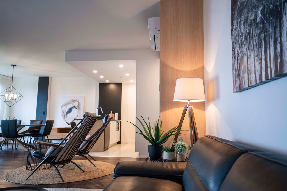 Salon du condo 103 avec vue sur le fleuve Saint-Laurent, Aurea Charlevoix