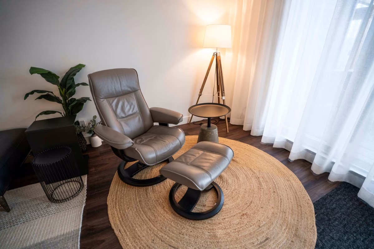 Salon du condo 103 avec vue sur le fleuve Saint-Laurent, Aurea Charlevoix