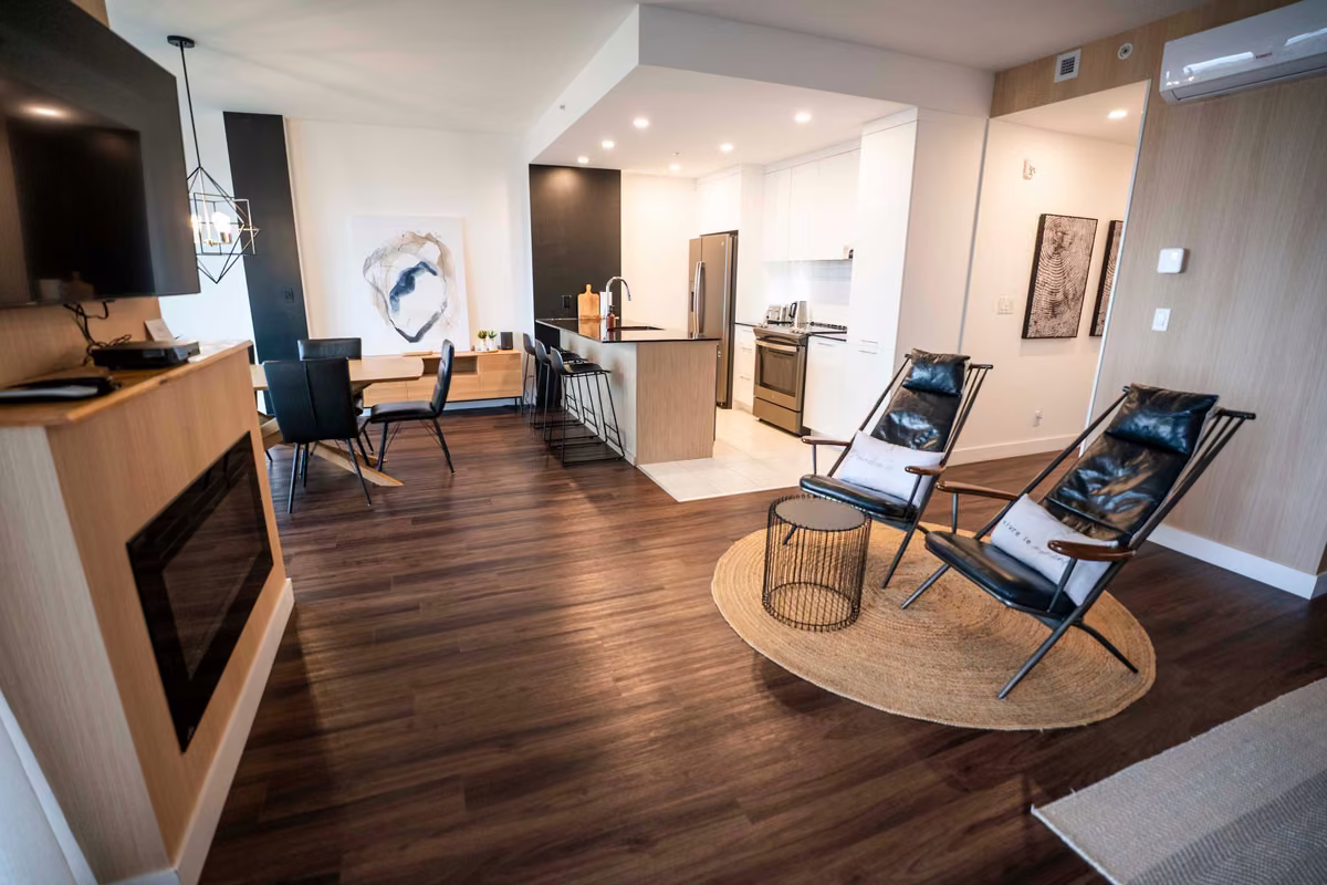 Salon du condo 103 avec vue sur le fleuve Saint-Laurent, Aurea Charlevoix