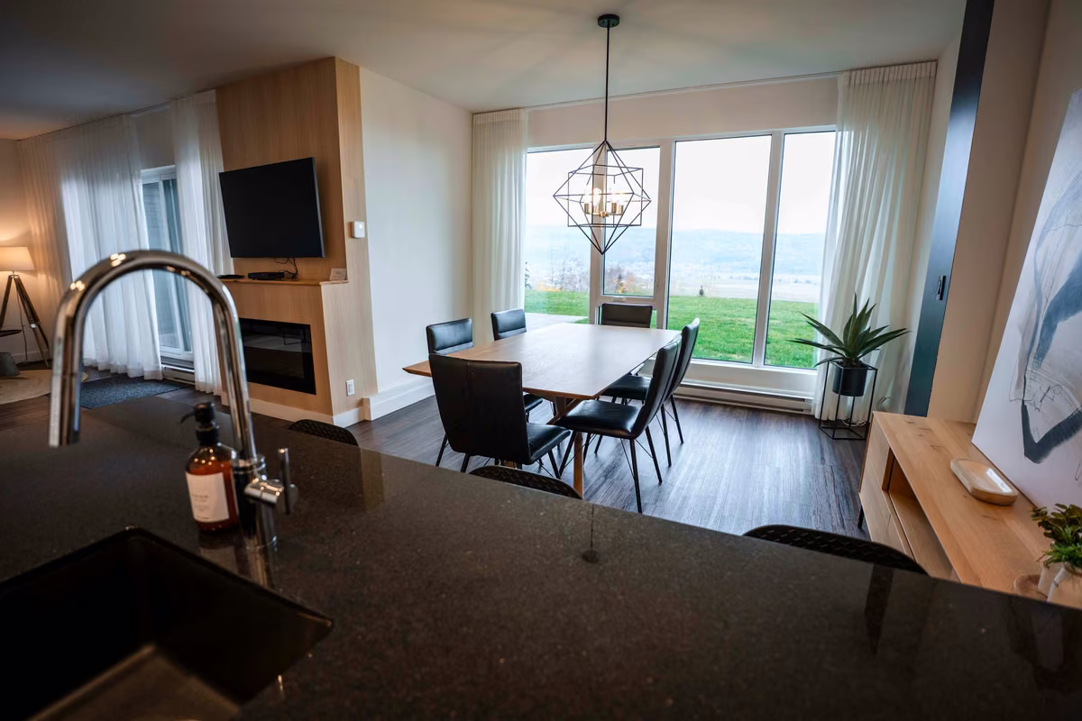 Salle à manger du condo 103 à aire ouverte, Aurea Charlevoix