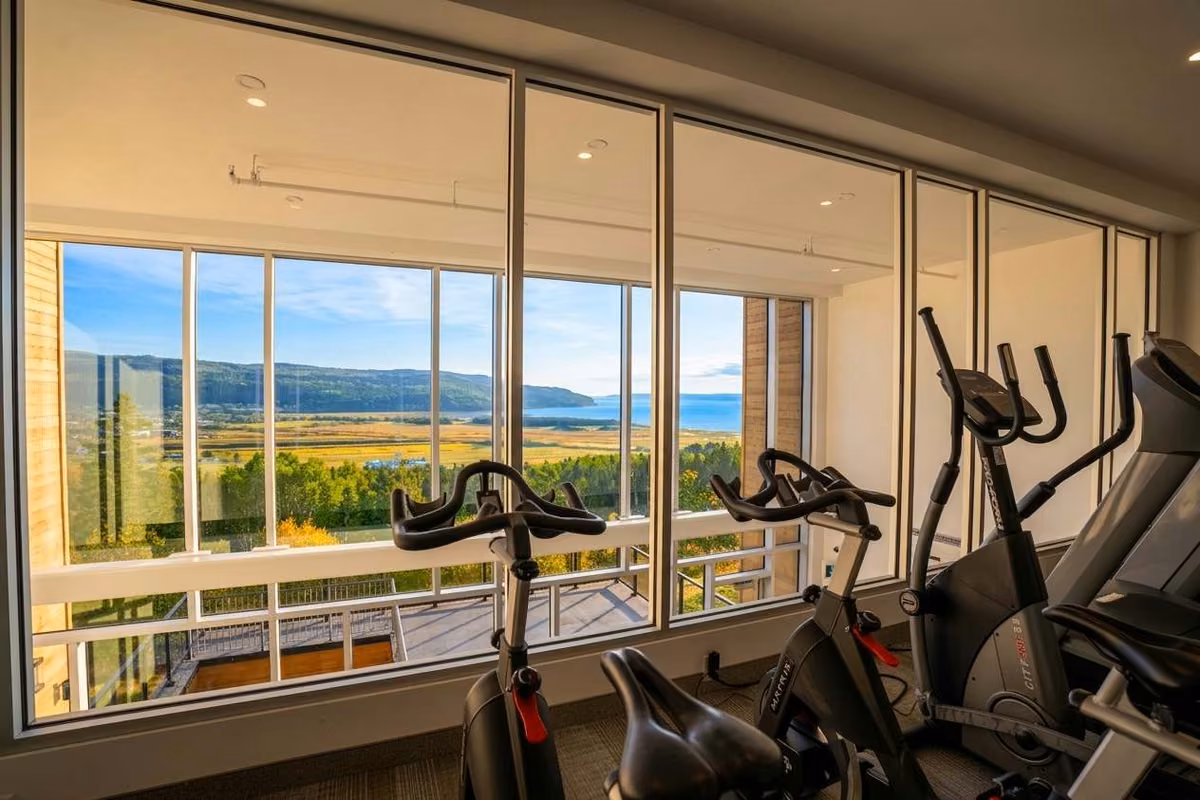 Salle d'entraînement avec vue
