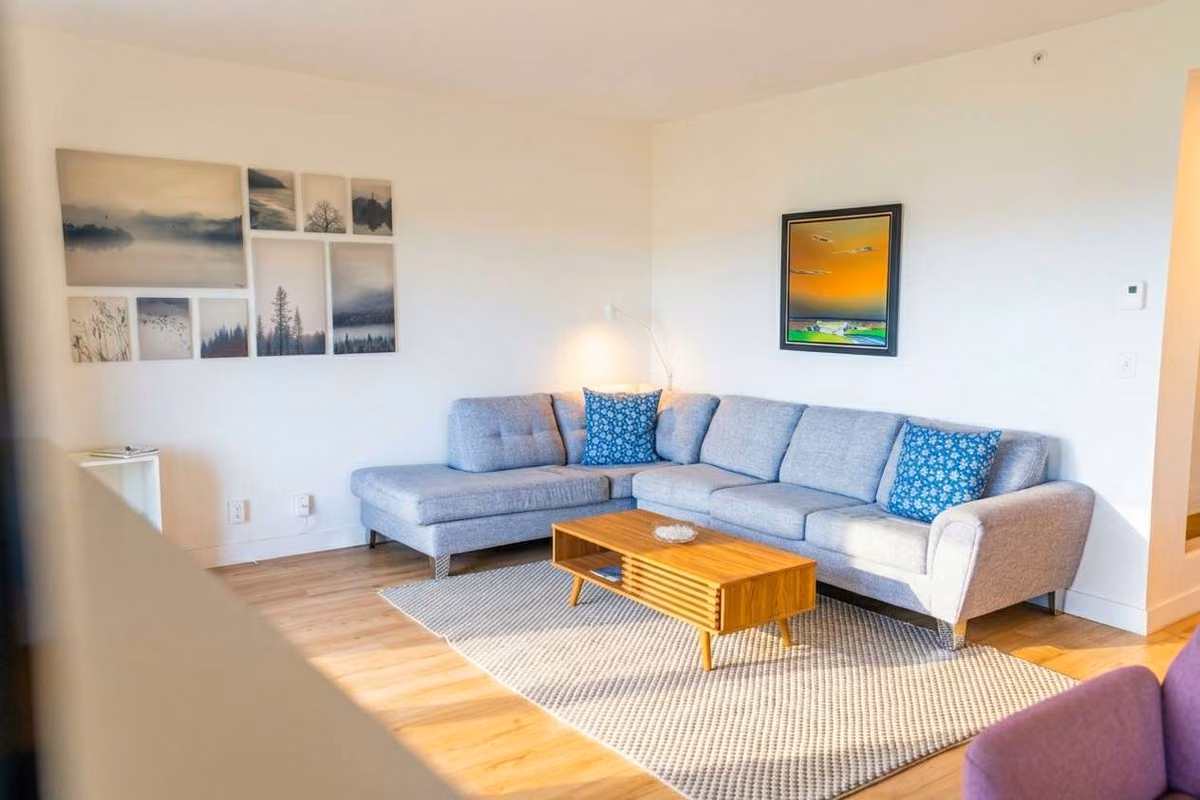 Salon du condo 105 avec vue sur le fleuve Saint-Laurent, Aurea Charlevoix