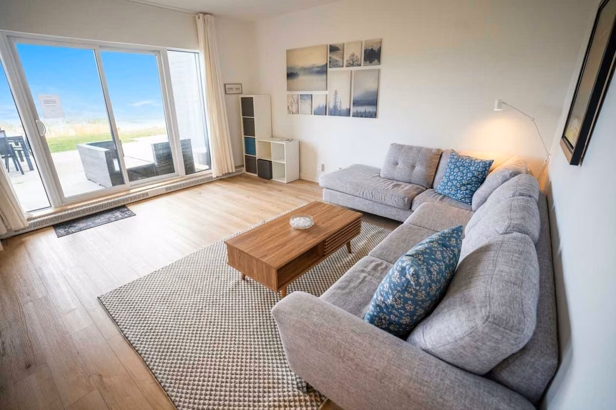 Salon du condo 105 avec vue sur le fleuve Saint-Laurent, Aurea Charlevoix