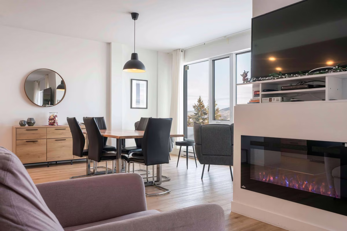 Salon du condo 105 avec vue sur le fleuve Saint-Laurent, Aurea Charlevoix
