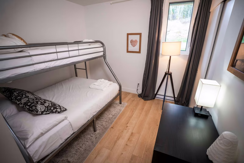 Chambre 2 du condo 105 avec lits simples, Aurea Charlevoix