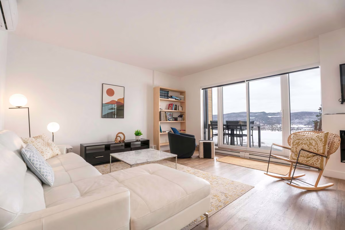 Salon du condo 106 avec vue sur le fleuve Saint-Laurent, Aurea Charlevoix