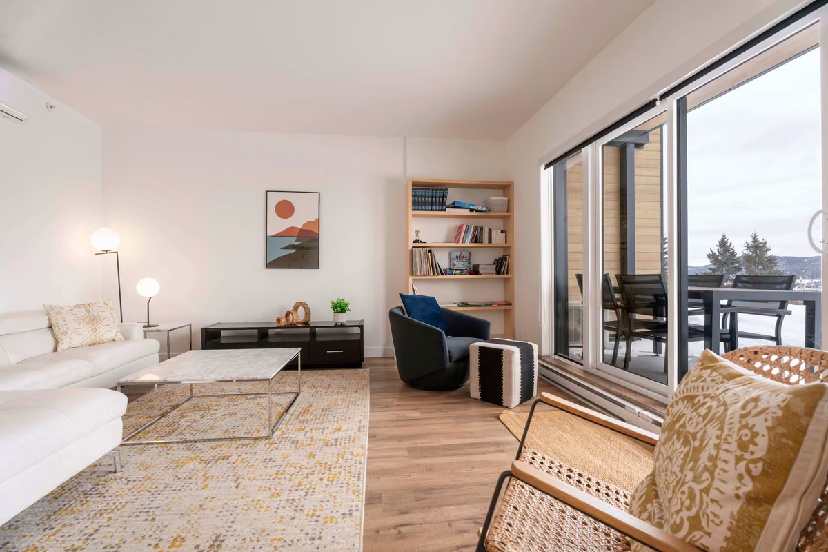 Salon du condo 106 avec vue sur le fleuve Saint-Laurent, Aurea Charlevoix