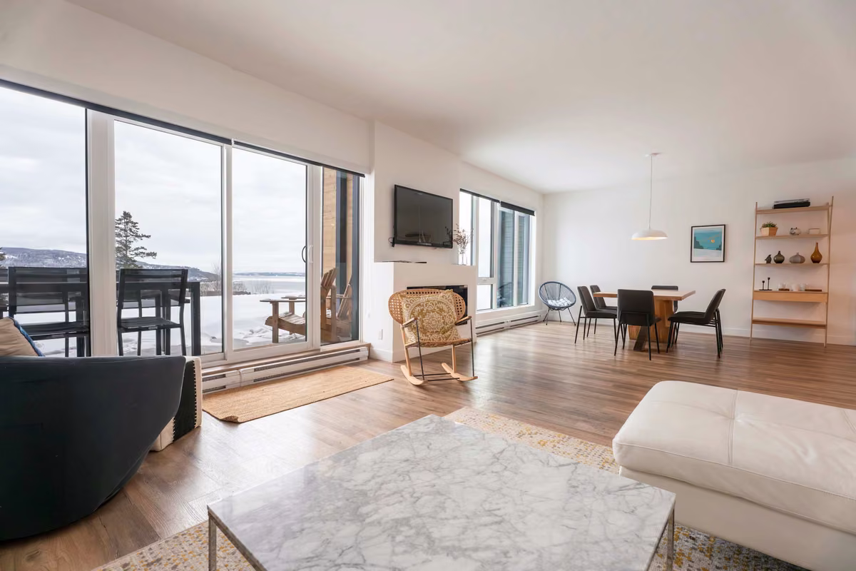Salon du condo 106 avec vue sur le fleuve Saint-Laurent, Aurea Charlevoix