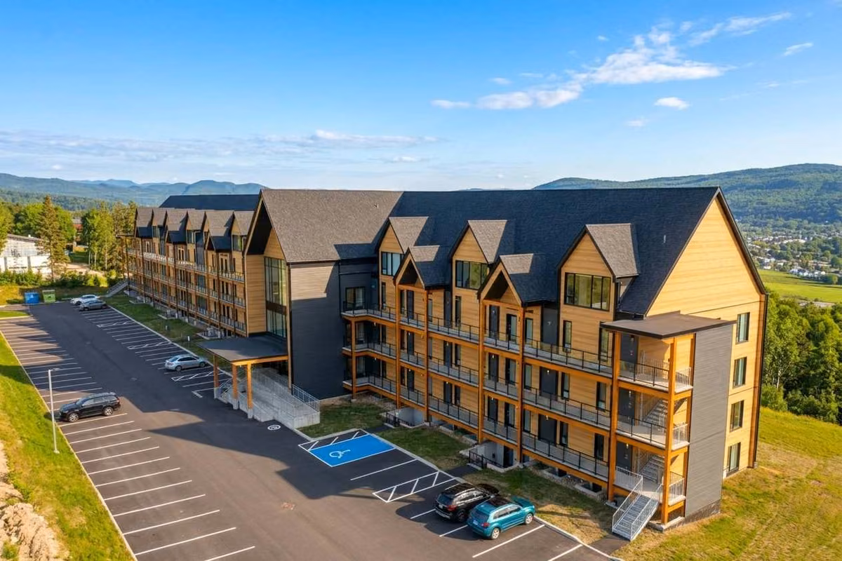Le bâtiment et le stationnement à Baie-Saint-Paul