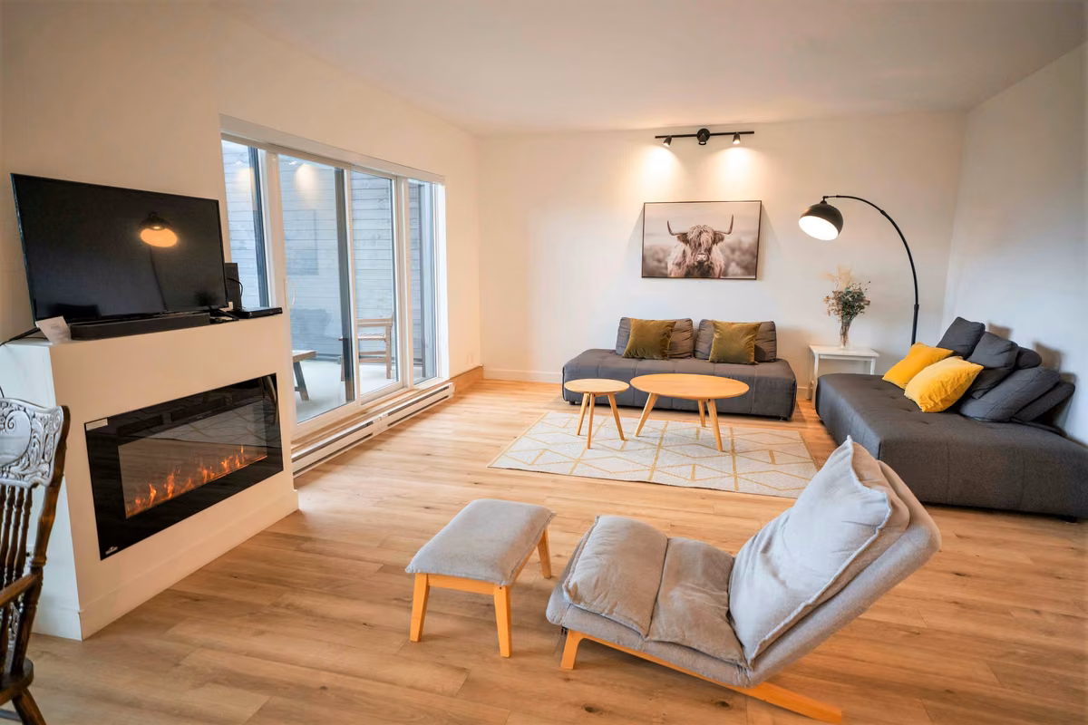 Salon du condo 107 avec vue sur le fleuve Saint-Laurent, Aurea Charlevoix