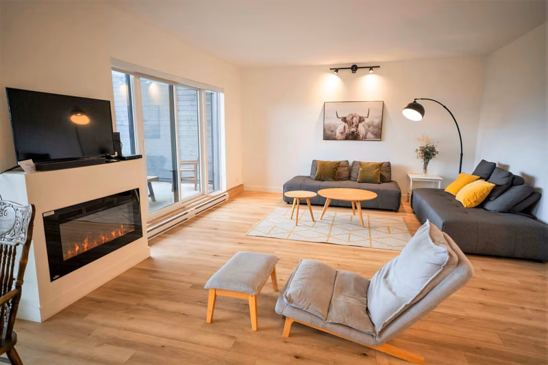 Salon du condo 107 avec vue sur le fleuve Saint-Laurent, Aurea Charlevoix