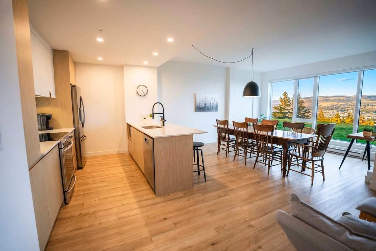Salle à manger du condo 107 à aire ouverte, Aurea Charlevoix