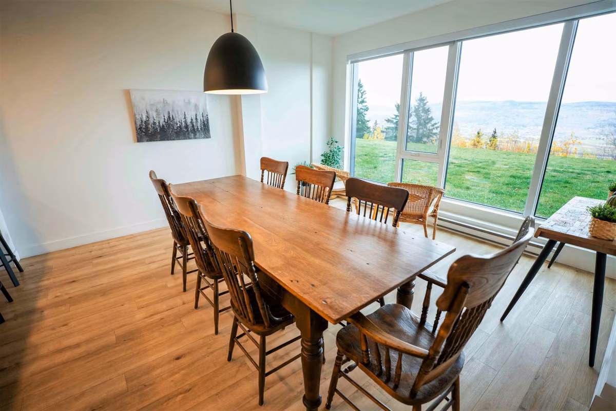 Salle à manger du condo 107 à aire ouverte, Aurea Charlevoix